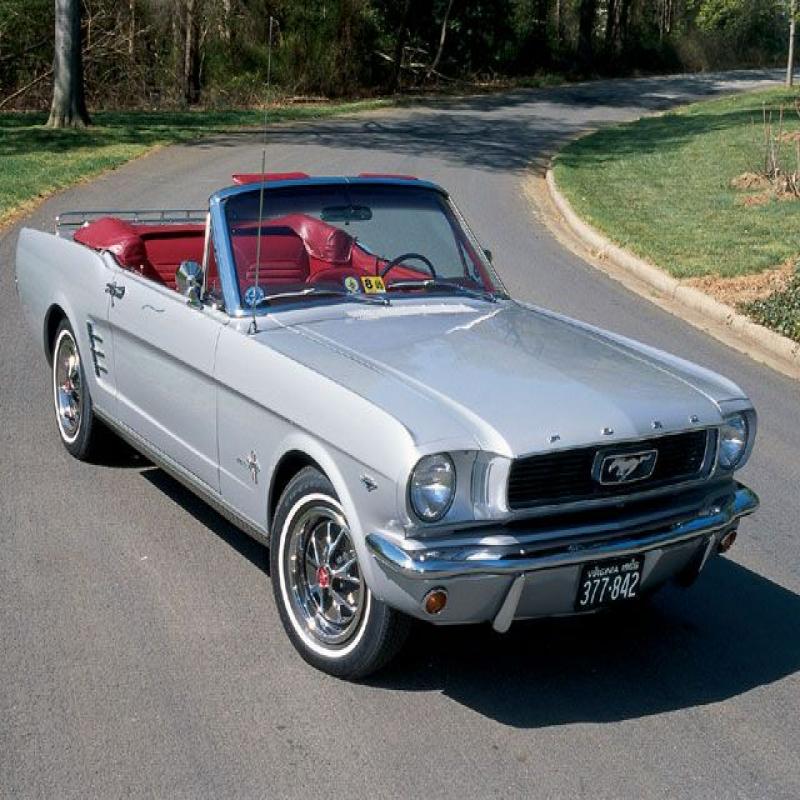 mump_0211_02_z+1966_ford_mustang_convertible+silver_frost_paintjob_red_vinyl.jpg